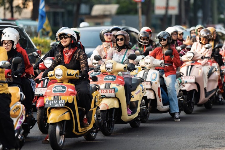 ​Girls Day Out di Hari Kartini, Riding Eksplor Bandung Pakai Kebaya | Dr. Borat