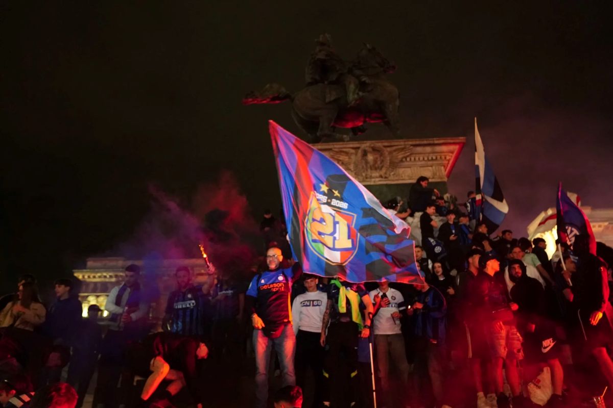 Lautan Biru Hitam di Milano! Piazza Duomo Membludak Saat Inter Rayakan Scudetto ke-21 | Dr. Borat