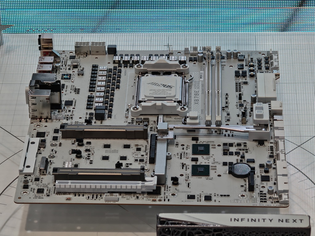 Gigabyte Pamer PC AI Futuristis, dari RTX 5090 hingga Laptop X3D Tertipis | Dr. Borat