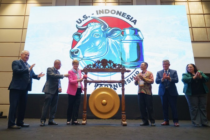 Kemitraan AS-Indonesia Dongkrak Produksi Susu Peternak hingga 32,5 Persen | Dr. Borat