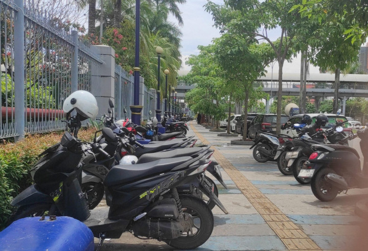 ​Jangan Bandel! Parkir Sembarangan di Trotoar Bisa Masuk Penjara | Dr. Borat