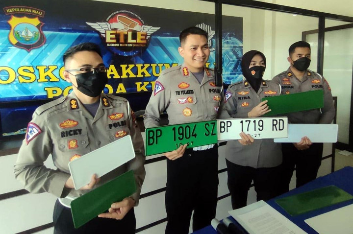 ​Perbedaan Warna Pelat Kendaraan di Indonesia, Ada yang Warna Hijau Loh! | Dr. Borat