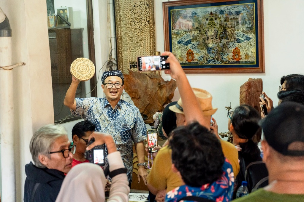 Tak Sekadar Belanja, Bandung Punya Cara Baru Menikmati Batik | Dr. Borat