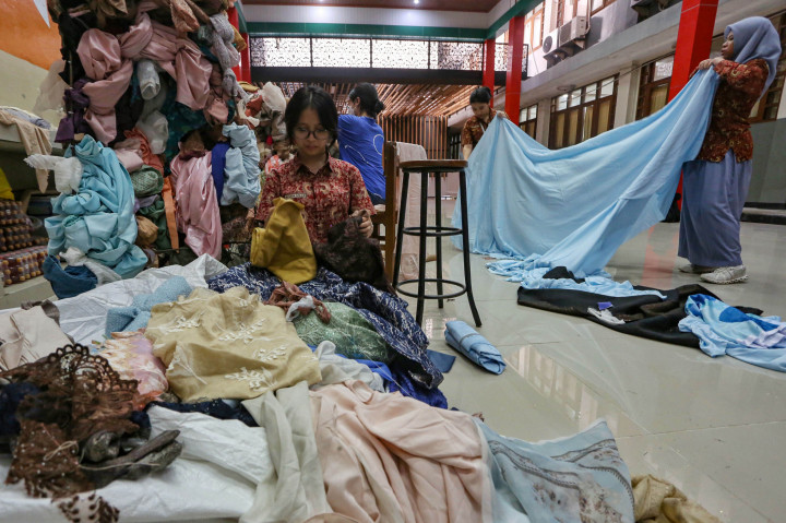 Pembuatan Alat Musik Perkusi dari Bahan Daur Ulang | Dr. Borat