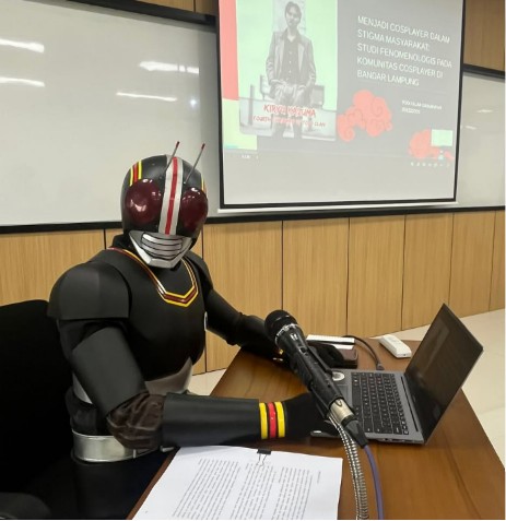 Henshin! Mahasiswa S2 USD Ini Sidang Proposal Tesis Pakai Kostum Kamen Rider Black | Dr. Borat