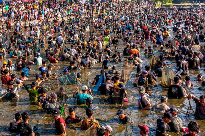 ​Kemeriahan Tradisi Memet Ikan di Klaten, Ribuan Warga Nyebur ke Kolam | Dr. Borat