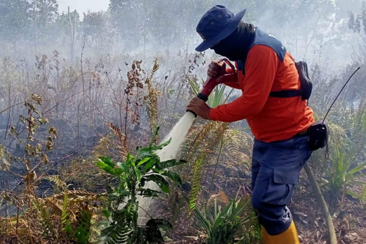 63 Hari Melawan Karhutla Kubu Raya, Air Jadi Musuh Utama | Dr. Borat
